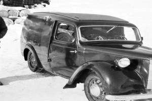 Bilde av Reidar Hvidsten med Austin 8 Van, 1948 mod.